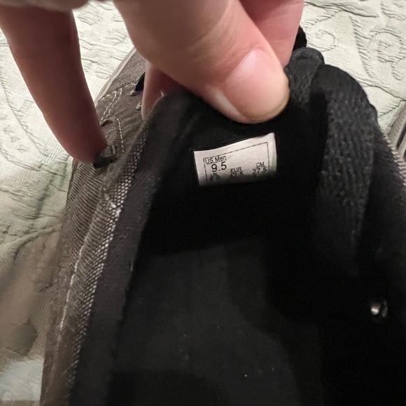 Men’s Vans, size 9.5 - Picture 3 of 3